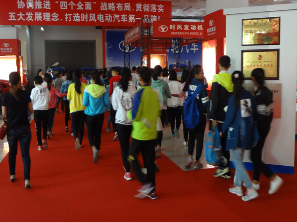 县实验小学部分小学生来bet9优惠科技展厅开展科普日活动